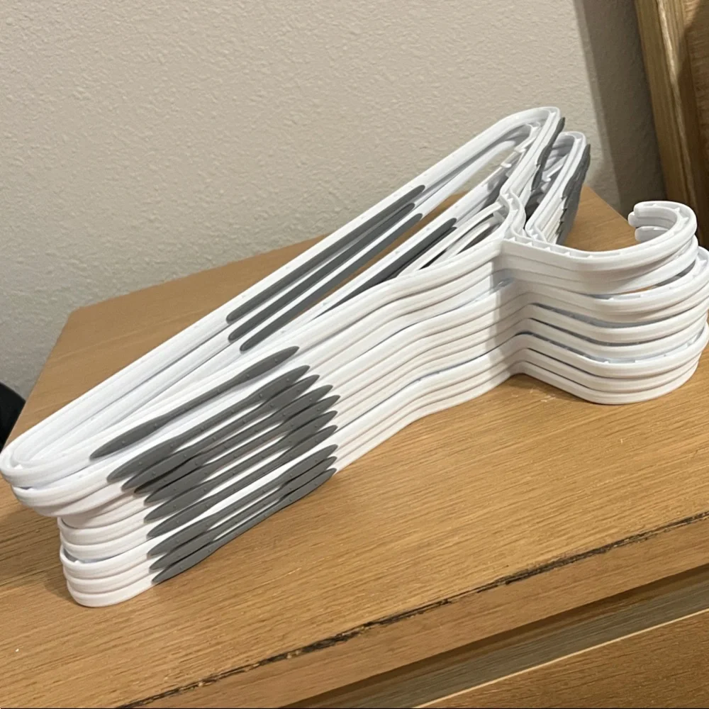 🤍🥼PREMIUM WHITE STURDY HANGERS W/GREY SHOULDER GRIPS🥼🤍